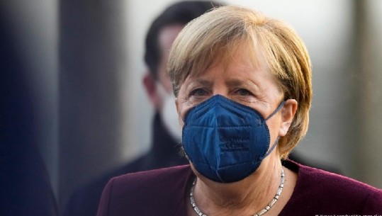 Merkel thirrje për vaksinim: Të shmangim një valë të re pandemia në dimër 