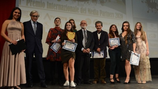 Një 16-vjeçare fiton edicionin e dytë të 'Festival di Napoli in Albania'