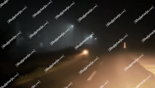 Mjegulla e dendur pushton Krujën, kthehet në rrezik për shoferët (VIDEO)