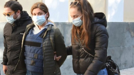 Shqiptarja që plagosi mjekun: Armën e kishte ai dhe ia drejtoi vajzës, doja vetëm ta mbroja! Mediat greke: 4 vite më parë nëna tentoi të hidhte fëmijën nga ballkoni