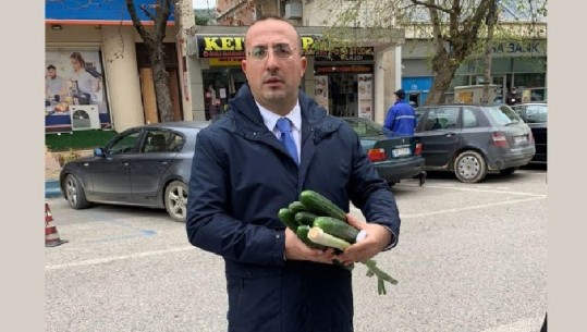 FOTO+VIDEO/ Deputeti i Lushnjës me 'duar plot', Korreshi ka një surprizë për kolegët në Kuvend