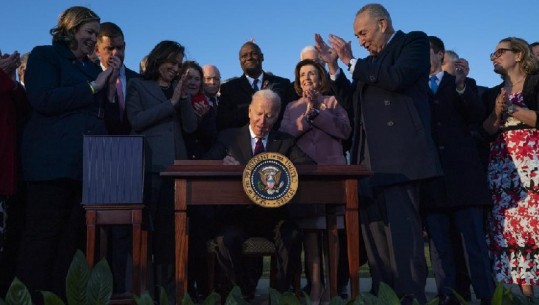 Biden nënshkruan marrëveshje infrastrukturore prej 1 miliard dollarësh: Amerika po lëviz përsëri dhe jeta juaj do të ndryshojë për mirë
