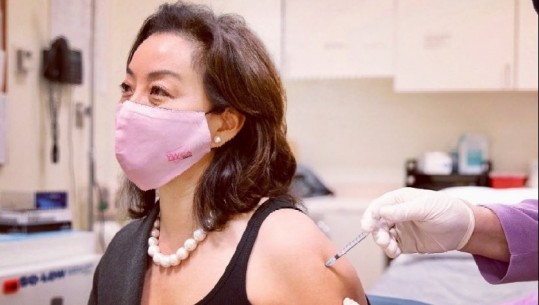 Ambasadorja e SHBA-së, Yuri Kim bën dozën e tretë të vaksinës: Ndihem shkëlqyer