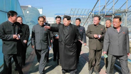 Koreja e Veriut/ Kim Jong Un tregon stilin e tij me pallto lëkure të zezë, një paraqitje të rrallë publike
