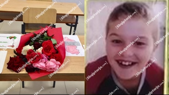 VIDEO/ U vra në mënyrë monstruoze, shokët e klasës vendosin një tufë lule në bankën ku sot duhej të ulej Mato Vasiu! Mësuesja kujdestare në lot para klasës