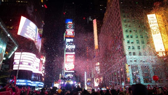 Nju Jorku rikthen festën e Vitit të Ri, vitin e kaluar u anulua për shkak të COVID