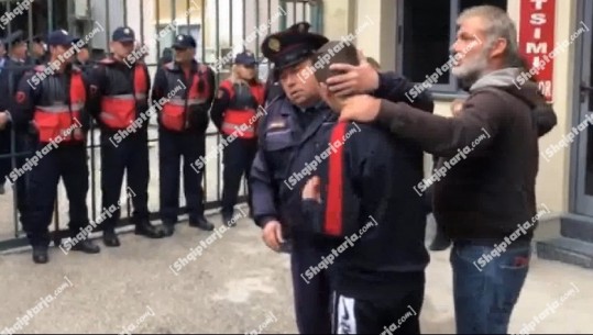 VIDEO/ Momenti prekës mes gjithë tensioneve në Gjykatë, polici përqafon dhe puth vëllanë e Mateos