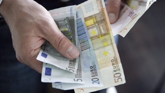 Këmbim valutor pa licencë, në pranga 2 persona në Elbasan, sekuestrohen lekë dhe euro