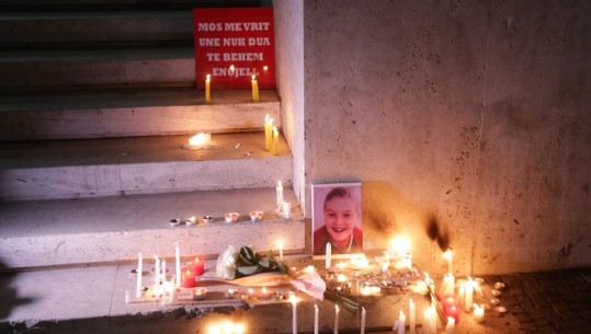 'Mos më vrit, nuk dua të bëhem Engjëll', shkallët e Kryeministrisë, vend homazhi për Mateon! Qindra qytetarë ndezin qirinj për vogëlushin 8-vjeçar