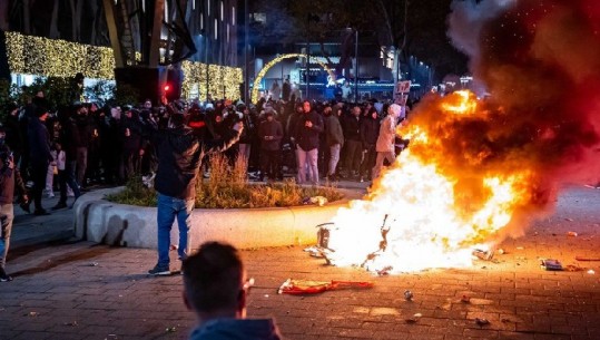 Protestë kundër masave anti COVID, Roterdami në Holandë në flakë, policia përleshet me 'rebelët' (VIDEO)