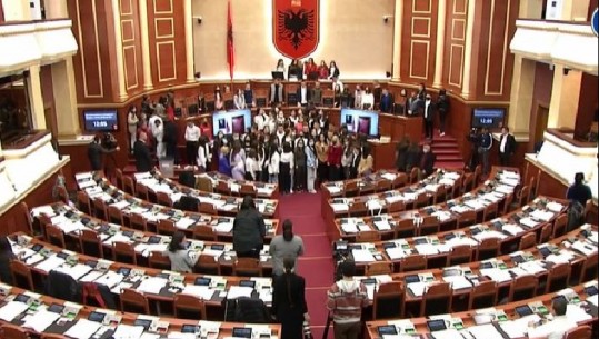 Mblidhet parlamenti ri i nxënësve të Shqipërisë, ministrja e Arsimit ftesë bashkëpunimi për luftën kundër dhunës dhe fenomeneve negative në shoqëri (VIDEO)