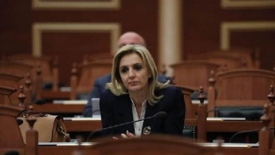 Ish-kryeministri tha se deputetja mbështeti foltoren, Merita Bakiu përgënjeshtron Berishën: Jam e parimit 'Një parti, një Kuvend'