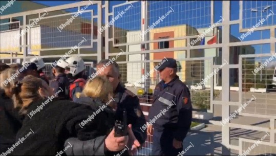 Vlorë, familjarët e 8-vjeçarit gjuajnë me gurë drejt godinës së burgut! E ëma i merr radion policit dhe ia hedh në tokë (VIDEO)