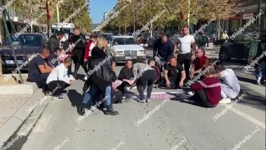 Familjarët e 8-vjeçarit marshojnë drejt qytetit të Vlorës, ulen në mes të rrugës, bllokojnë bulevardin (VIDEO)