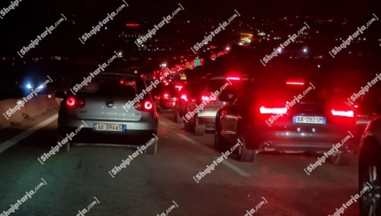 Trafik i rënduar në aksin Elbasan-Tiranë, vargu i makinave kilometrik 