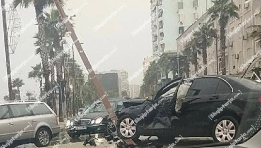 Aksident në Durrës, 'Benz'-i përplaset me shtyllën! Shkak shpejtësia dhe lagështira në rrugë