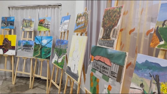 “Kolonja e piktorëve të vegjël” zbret në Korçë! 30 artistë 'hedhin' atraksionet turistike në telajo