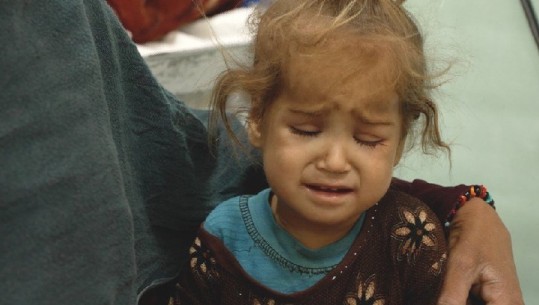 Kambanë alarmi, reportazhi nga Afganistani: Fëmijët të sfilitur nga uria, punonjës të rraskapitur pa rroga: Nëse s’vijmë në punë, këto foshnja vdesin