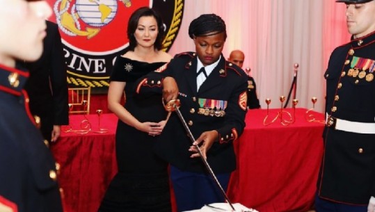 FOTOGALERI/ Me fustan të zi dhe buzë të kuqe, ambasadorja e SHBA-së, Yuri Kim i mahnit të gjithë me elegancën e saj