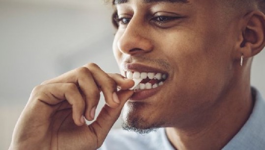 Bota ‘nën pushtetin’ e pandemisë, studiuesit ‘shpikin’ çamçakëzin anti-COVID: Zvogëlon sasinë e virusin në pështymë dhe ndihmon në kufizimin e transmetimit 