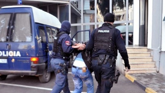 'Më kanë vjedhur paratë në banesë', 42-vjeçari në Tepelenë denoncon, por e pëson pas kontrollit të policisë! Arrestohet për kallëzim të rremë, i gjenden edhe hashash e plumba