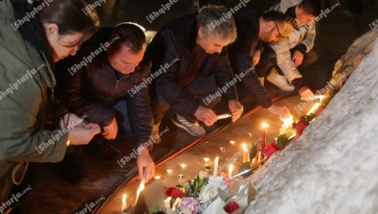 FOTOT/ Aksidenti tragjik në Bullgari, homazhe në nder të viktimave në sheshin 'Skënderbej'! Ndizen qirinj dhe vendosen buqeta me lule