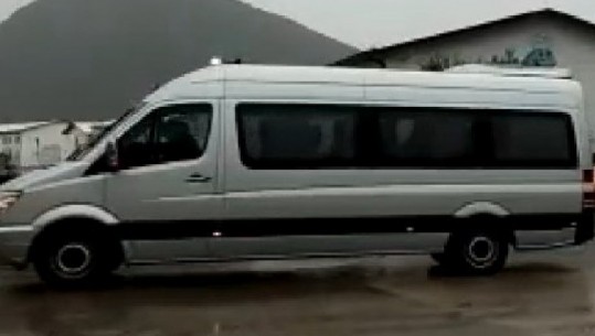 Ministrat e qeverisë ‘Kurti’ mbërrijnë në mbledhjen mes dy qeverive në Elbasan me furgon