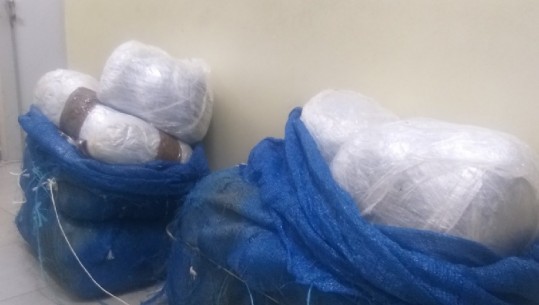 Shoferi kapet me 53 kg marijuanë në Igumenicë! Policia i gjen dy çanta me drogë, makina ishte marrë me qira në Greqi