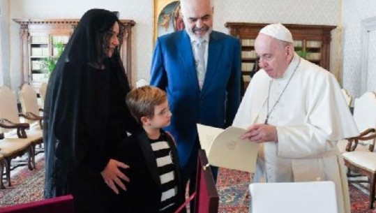 I shoqëruar nga Zaho dhe bashkëshortja, Rama i dhuron Papa Françeskut portretin dhe letrën e At Gjergj Fishtës