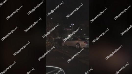 Aksident në Elbasan, makina përplaset me pemët, plagoset shoferi