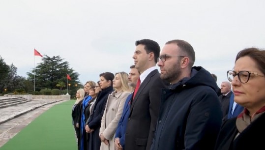 I shoqëruar nga drejtues dhe deputetë të PD, Basha homazhe në Varrezat e Dëshmorëve: Dita e pavarësisë mbush me krenari zemrat e shqiptarëve 