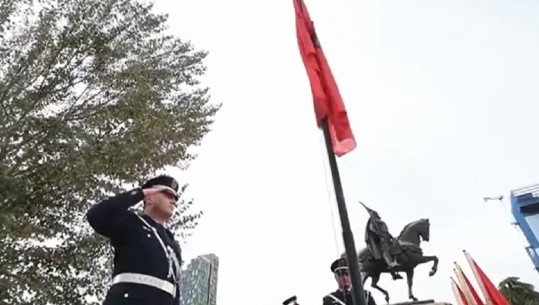 Ceremonia e ngritjes së flamurit Kuq e Zi në Tiranë, Veliaj: Një ditë e rëndësishme kur shqiptarët bëhen bashkë! Kjo është forca jonë