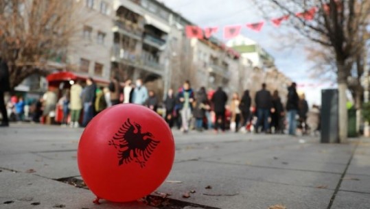 Valle, kostume popullore dhe piktura në sheshe, Prishtina 'vishet' kuqezi në Ditën e Pavarësisë (FOTO)