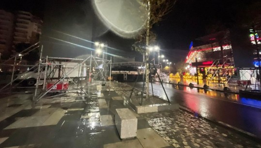 Stuhi dhe reshje shiu, anulohet koncerti i organizuar nga bashkia në Vlorë për Ditën e Pavarësisë! Përmbyten disa rrugë në qytet