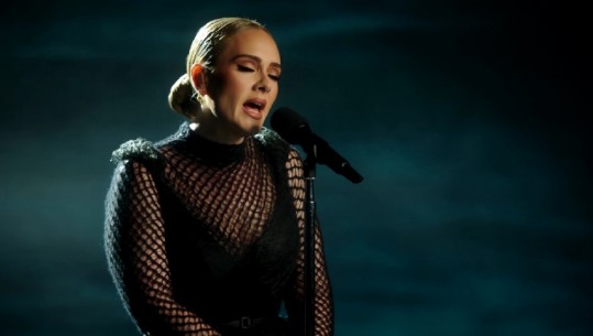 Këngëtarja Adele ‘pushton’ vendet e para të klasifikimeve në Angli