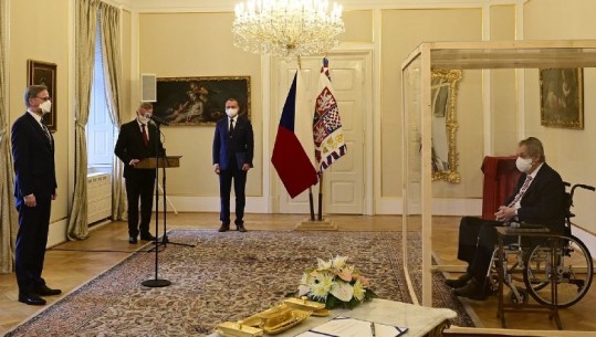  VIDEOLAJM/ I infektuar me COVID, Presidenti çek 'bekon' kryeministrin e ri i 'burgosur' në një kub xhami
