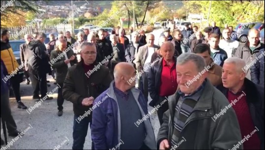 Tensione në Ballsh! Naftëtarët sërish në protestë para rafinerisë, përplasen me policinë! 3 furgona me uniforma blu mbërrijnë në ambientet e uzinës (VIDEO)