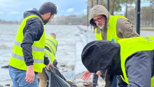 Bregdeti i ‘pushtuar’ nga mbeturinat, Leli del në terren me ekipin e pastrimit dhe ia nisin punës: Mos abuzoni me tokën, mos abuzoni me detin