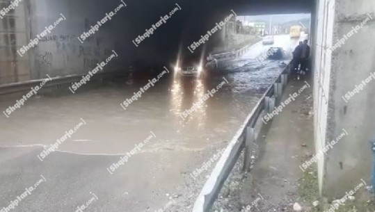 VIDEO/ Përmbytet nënkalimi në Fushë-Mamurras, mjetet qarkullojnë me vështirësi! Situata përsëritet sa herë ka reshje, shkak bllokimi i zgarave të kullimit