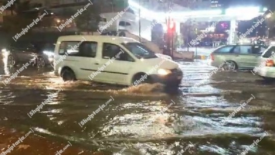 Reshjet e dendura të shiut bllokojnë rrugët e Don Boskos