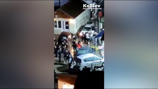 VIDEO/ Plas keq në Mitrovicë, sherr masiv dhe të shtëna armësh, ja pamjet