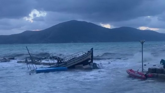 VIDEO/ Erë e fortë dhe det i trazuar në Radhimë, varkat e vogla dhe skafet turistike mbushen me ujë, rrezikojnë të mbyten  