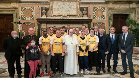 'Të gjithë vëllezër', Edy Reja trajneri i ekipit të Papës, rrëfen miqësoren e bamirësisë në Vatikan dhe takimin me Atin e Shenjtë