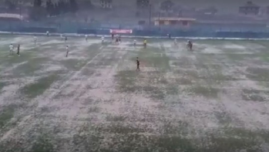 Fusha si moçal dhe ndeshje që nuk duhen të luhen, FSHF 'zhyt' në llucë futbollin shqiptar (VIDEO)