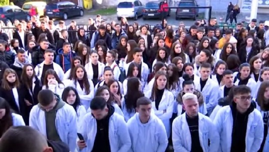 Sulmi me armë autobusit në Kosovë/ Nxënësit shpërthejnë në lot kur kthehen në klasë pa shokët! Simbolika në veshjet e tyre (VIDEO)