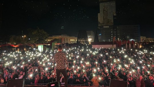 Tiranë/ Pas dy vitesh pandemi, të rinjtë festojnë nën ritmin e muzikës Natën e Bardhë (VIDEO)