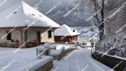FOTOLAJM/ Reshjet e dëborës zbardhin fshatrat turistik të Librazhdit