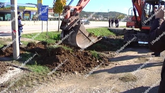 Mbyllja e hyrje daljeve të rrezikshme, ARRSH aksion në autostradën Lushnjë-Fier! Bizneset dhe banesat mbesin të bllokuara, kërkojnë rrugë dytësore