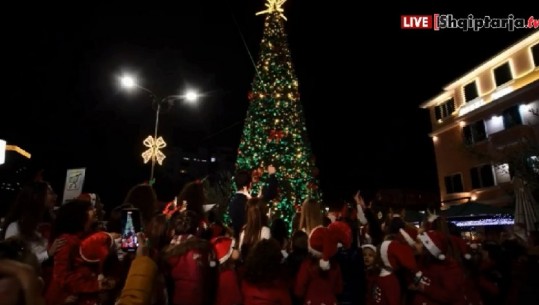 3.2.1. ndizen dritat e pemës së Vitit të Ri te Pazari i Ri i Tiranës, kryeqyteti vishet me atmosferë festive
