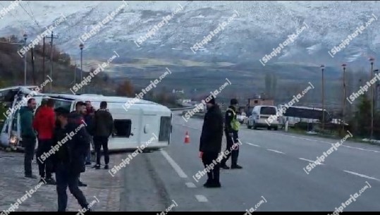 Furgoni përplaset me 'Benz'-in dhe përmbyset në aksin Korçë-Pogradec! Plagosen 5 pasagjerët dhe drejtuesi i automjetit (VIDEO)